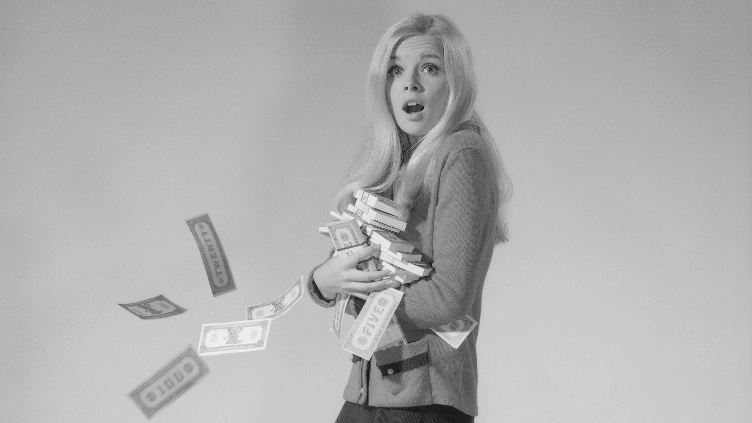 Чернобелое фото девушки с деньгами