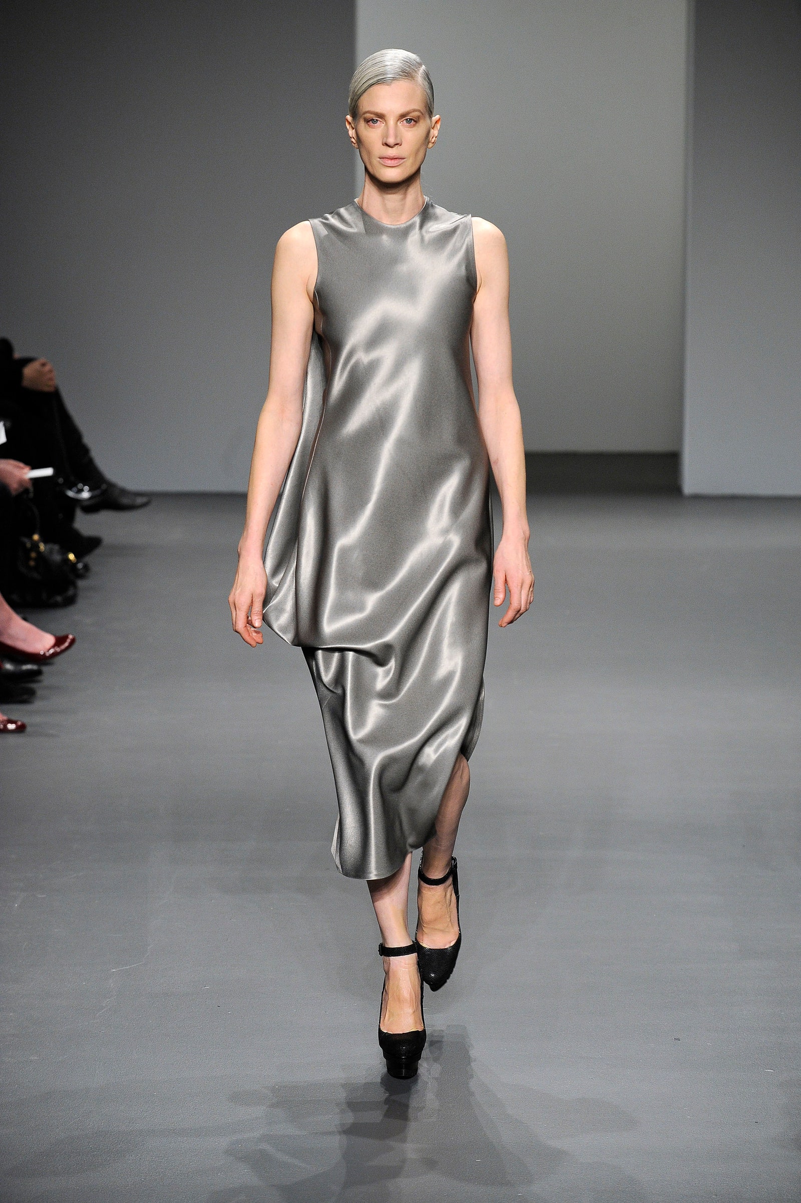 Кристен Макменам — первая модель с седыми волосами на показе Calvin Klein в 2010 году