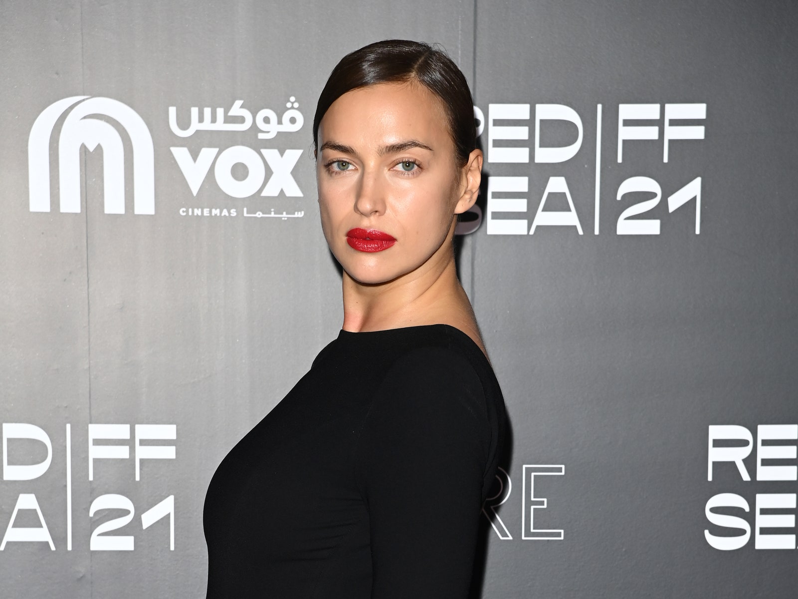 Торжество минимализма: Ирина Шейк в элегантном платье Mônot на кинофестивале Red Sea International Film