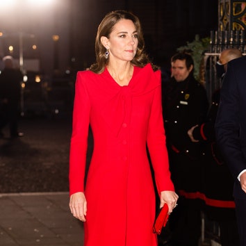 Королевский красный: Кейт Миддлтон в элегантном платье-пальто Catherine Walker на рождественском концерте