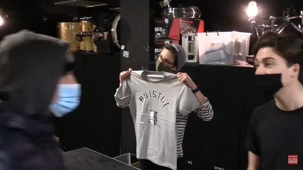 Бэнкси поддерживает протестующих артист выпустил футболки с надписью Bristol