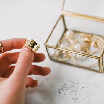 Ожерелья, кольца, серьги и другие украшения от 15 до 30 тысяч рублей, которые точно понравятся вашим близким