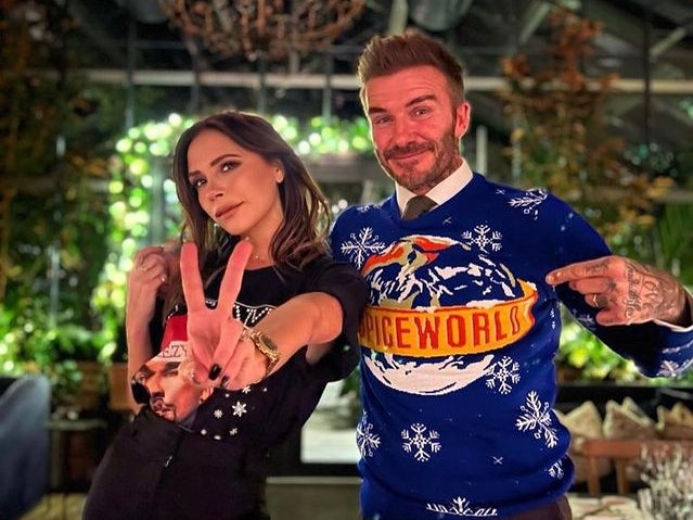 Яркий свитер с узором &- лучший способ создать новогоднее настроение! Дэвид Бекхэм согласен с нами