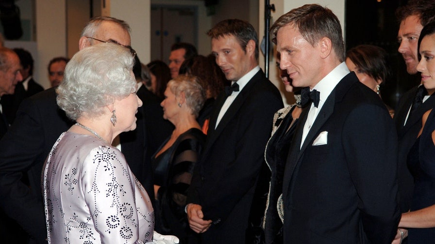 Королева Елизавета II и Дэниел Крейг на премьере фильма «Казино «Рояль»