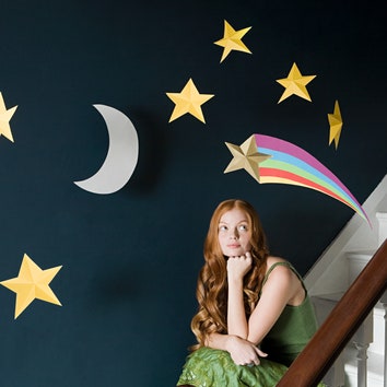 задумчивая девушка на фоне звезд и луны