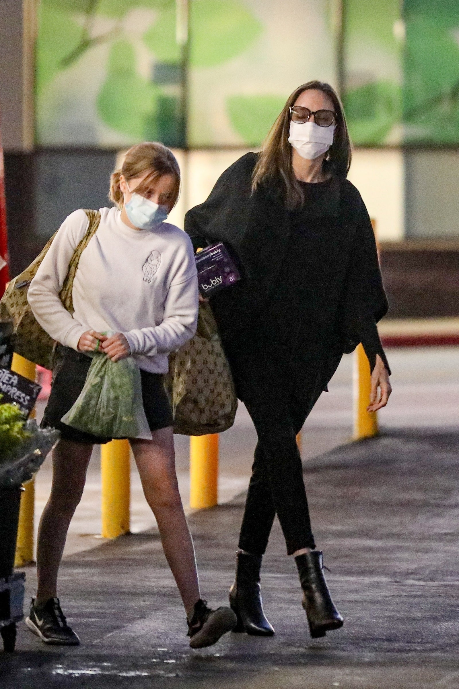 Редкий выход Анджелина Джоли на шопинге вместе с повзрослевшей дочерью Вивьен