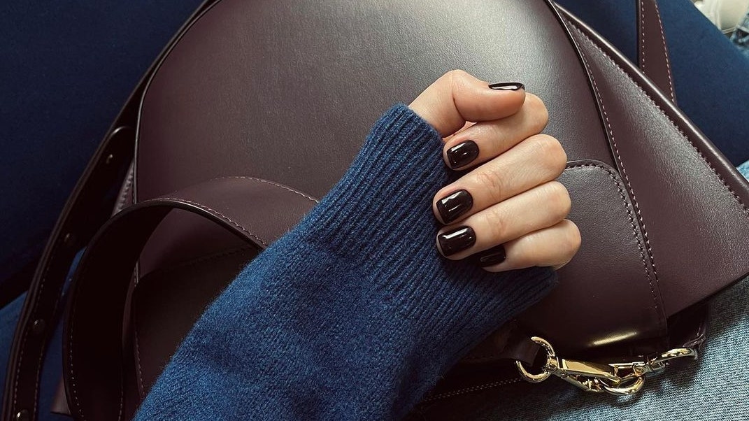 Трендовый черный: модный маникюр 2023-2024 с черным лаком – фото идеи черного дизайна ногтей