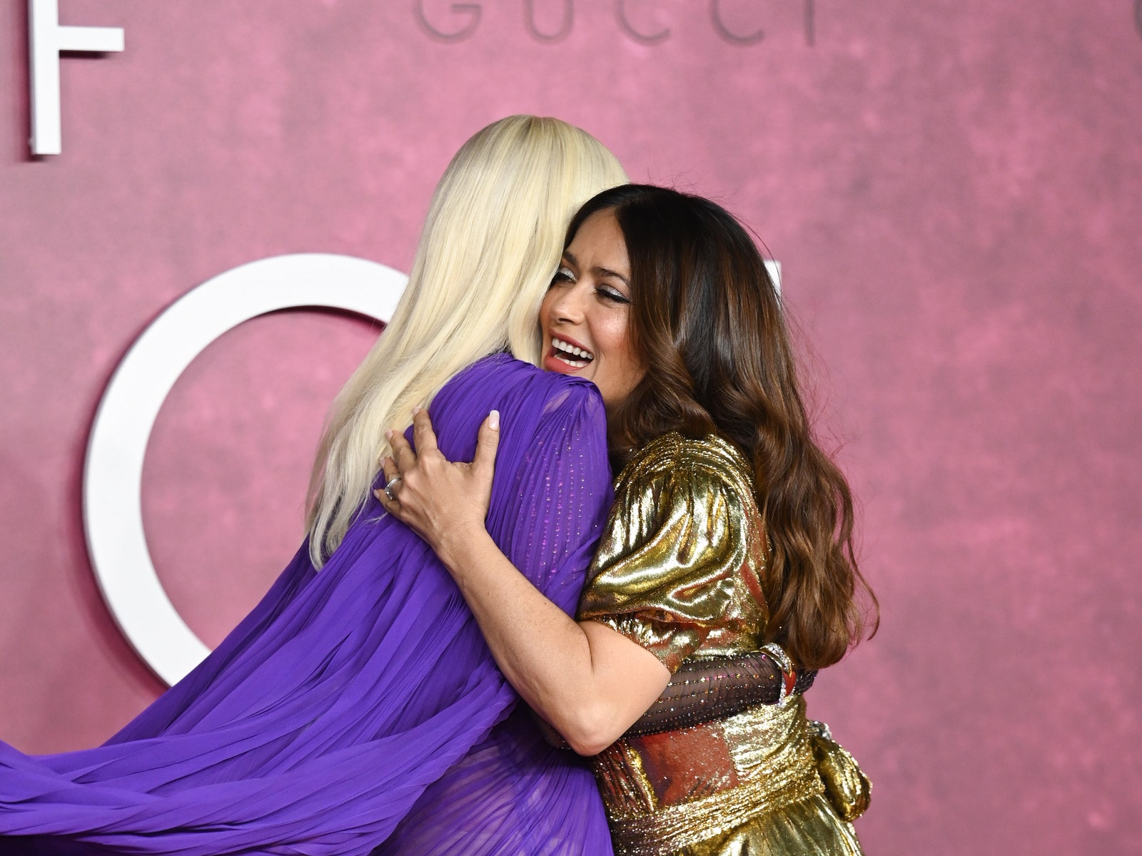 Осторожно, это слишком горячо! Из фильма «Дом Gucci» вырезали постельную сцену с Леди Гагой и Сальмой Хайек