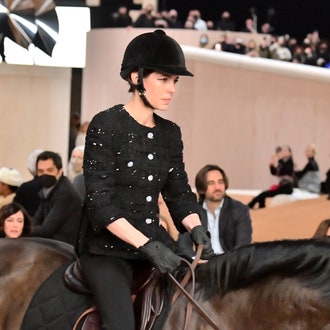 Внучка Грейс Келли Шарлотта Казираги открыла кутюрный показ Chanel выехав на подиум на лошади