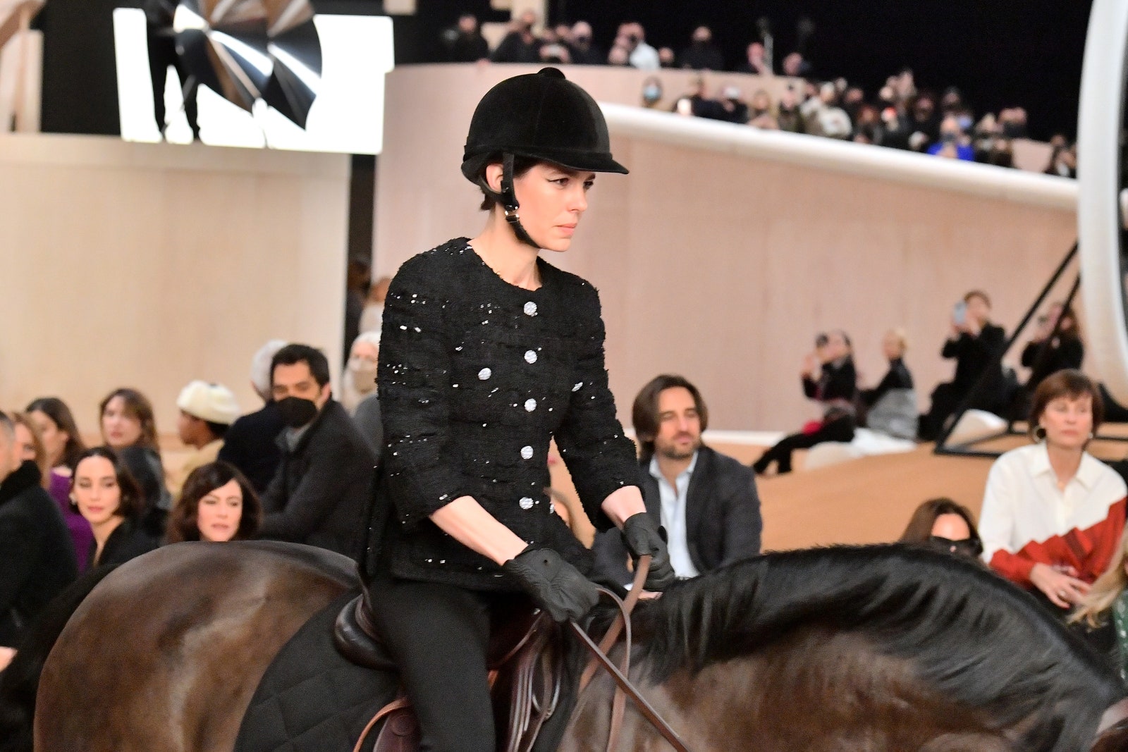 Внучка Грейс Келли Шарлотта Казираги открыла кутюрный показ Chanel выехав на подиум на лошади