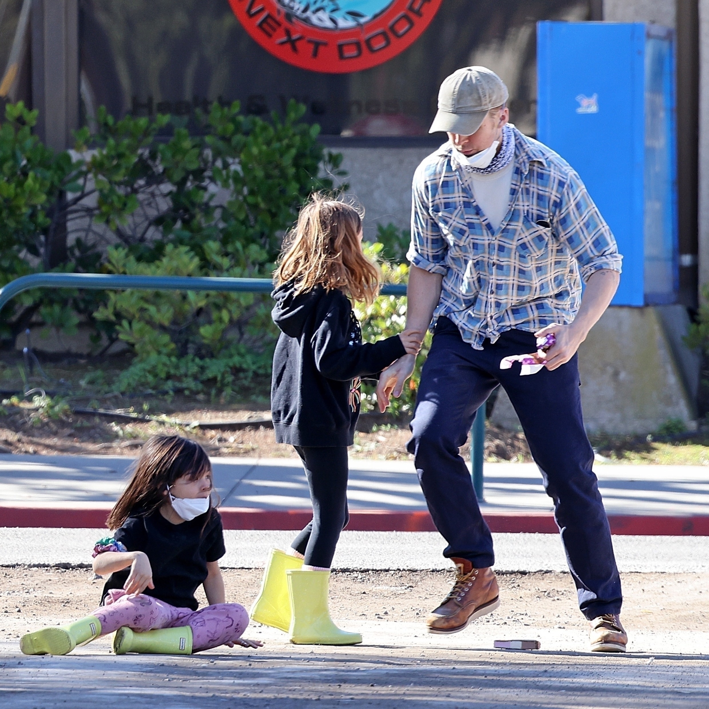 Самый заботливый папа Райан Гослинг на прогулке с дочерьми в ЛосАнджелесе