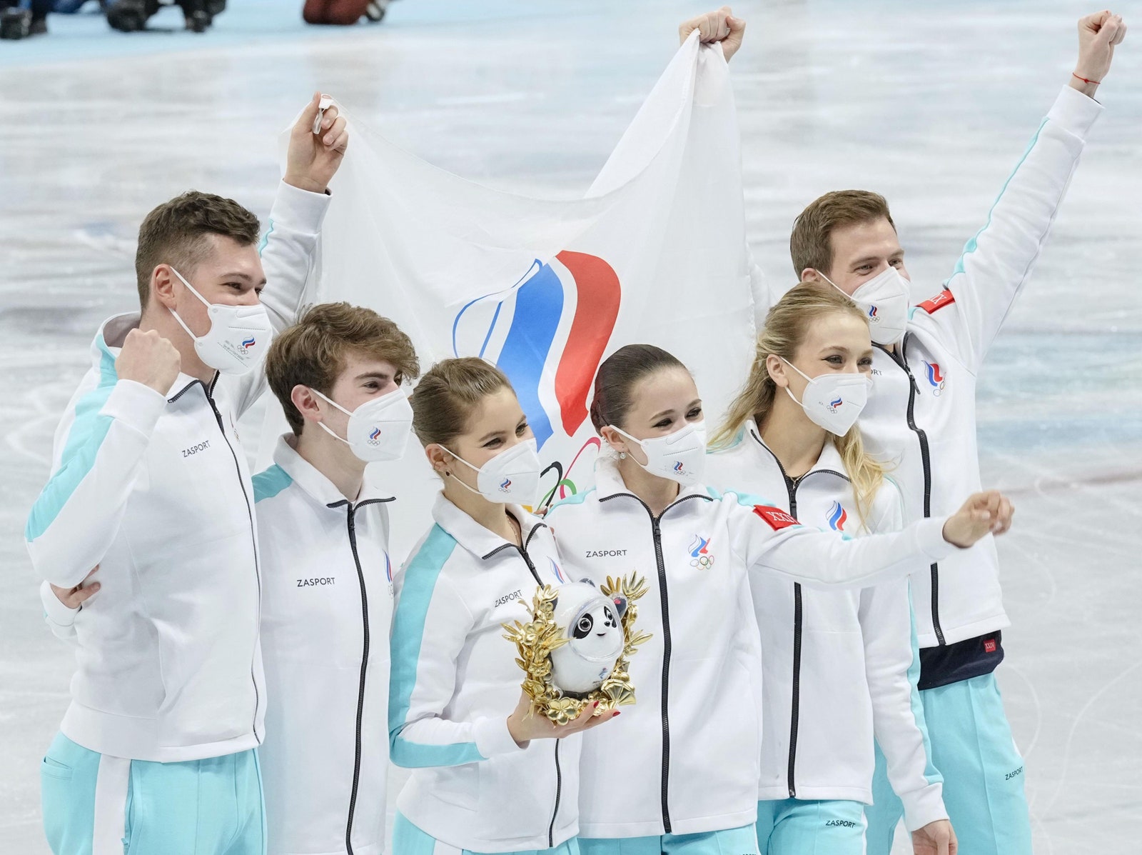 Триумф российских фигуристов в командном турнире победа в скиатлоне и другие новости Олимпиады