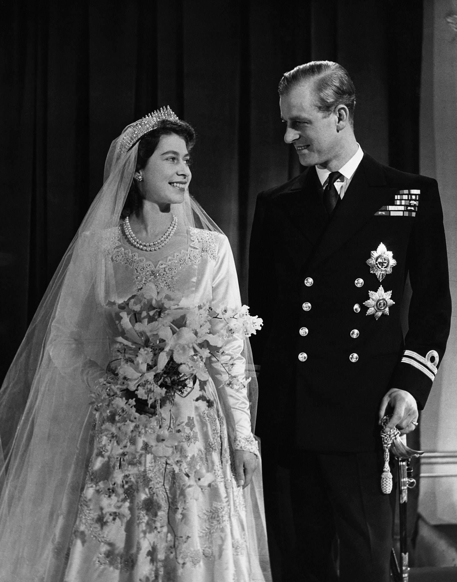 Королева Елизавета II с мужем принцем Филлиппом в день их свадьбы. 20 ноября 1947.nbsp