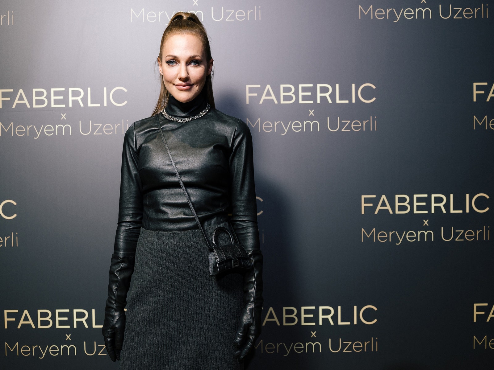 Посмотрите на Мерьем Узерли в total black на презентации в Москве