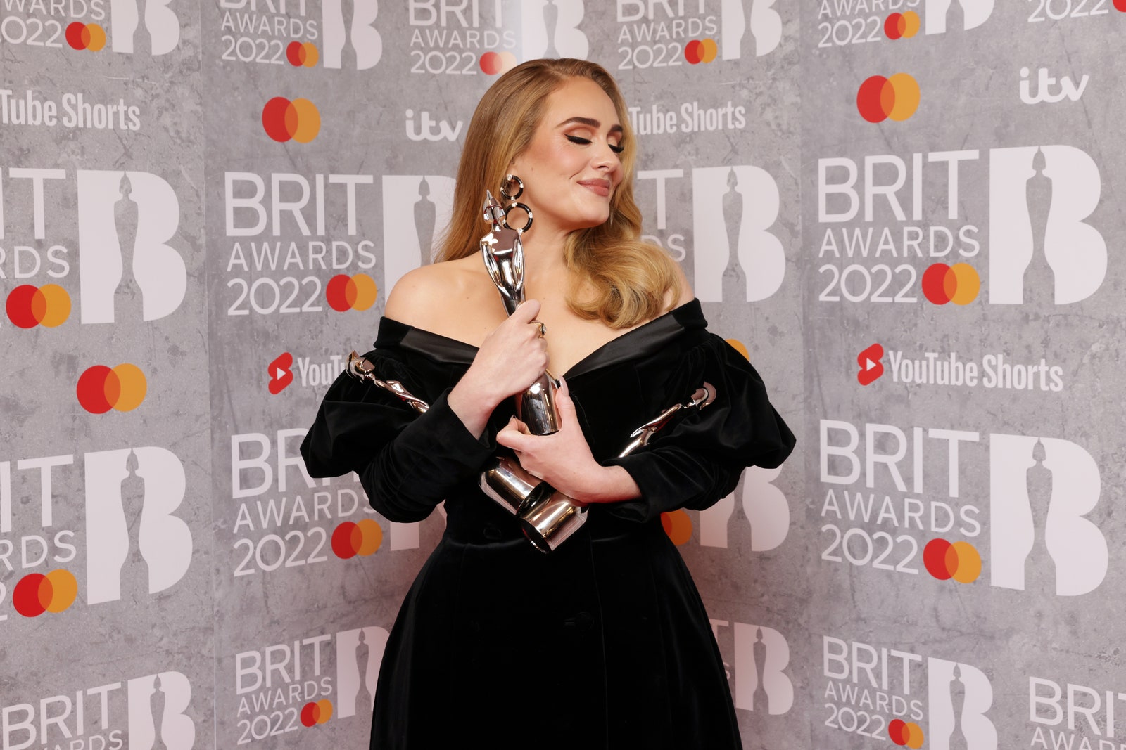 Несколько наград три роскошных наряда и всего одно желанное украшение как Адель стала триумфатором Brit Awards