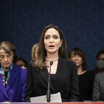 Пламенная речь в Конгрессе и слезы — Анджелина Джоли продолжает бороться с домашним насилием