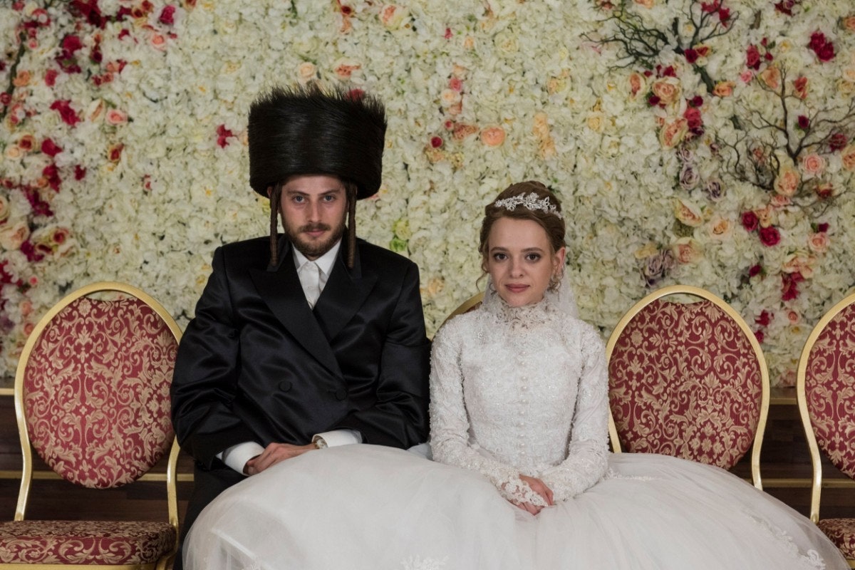 Кадр из сериала «Неортодоксальная»
