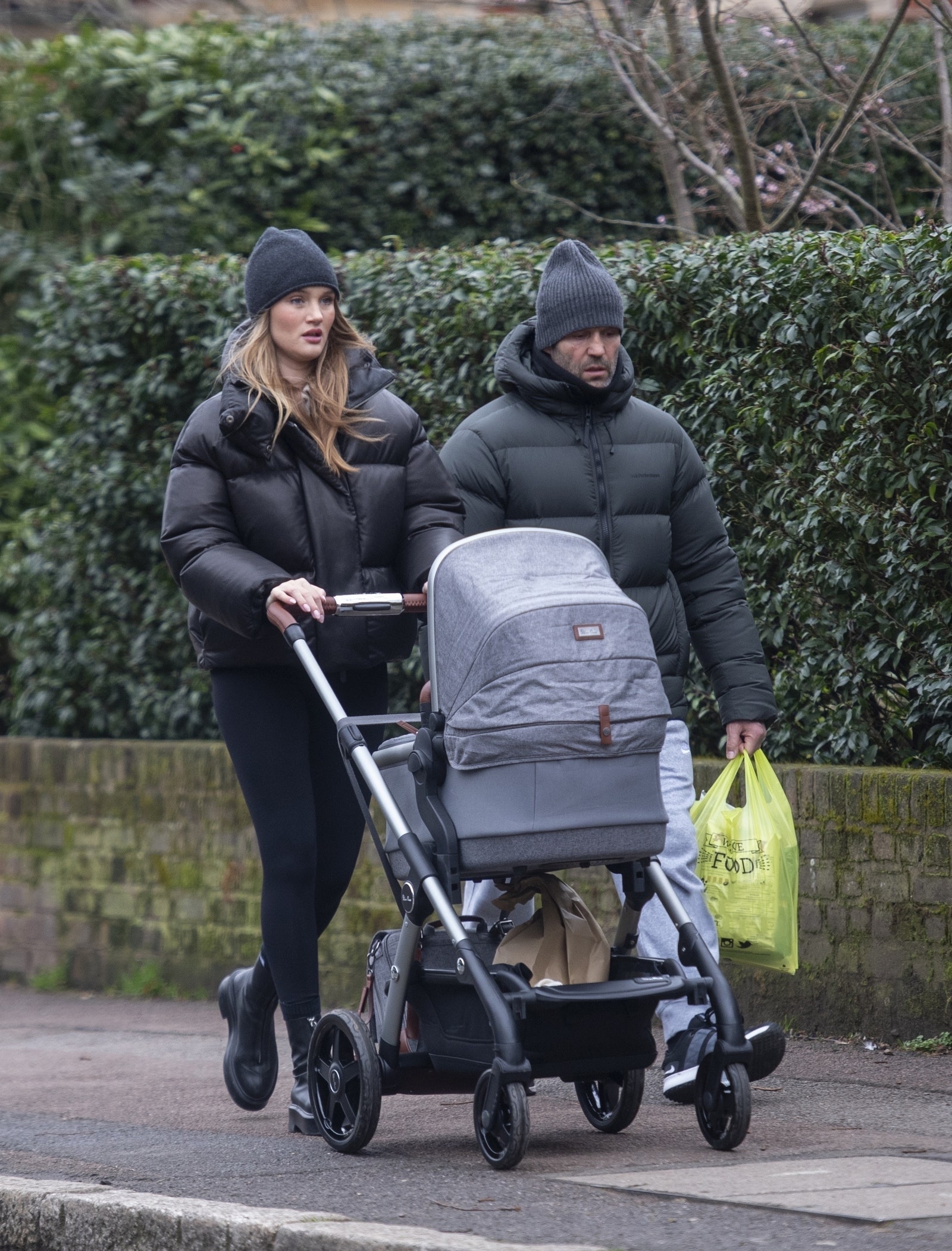 Появились первые фото Джейсона Стэтема и Рози ХантингтонУайтли на прогулке с новорожденным