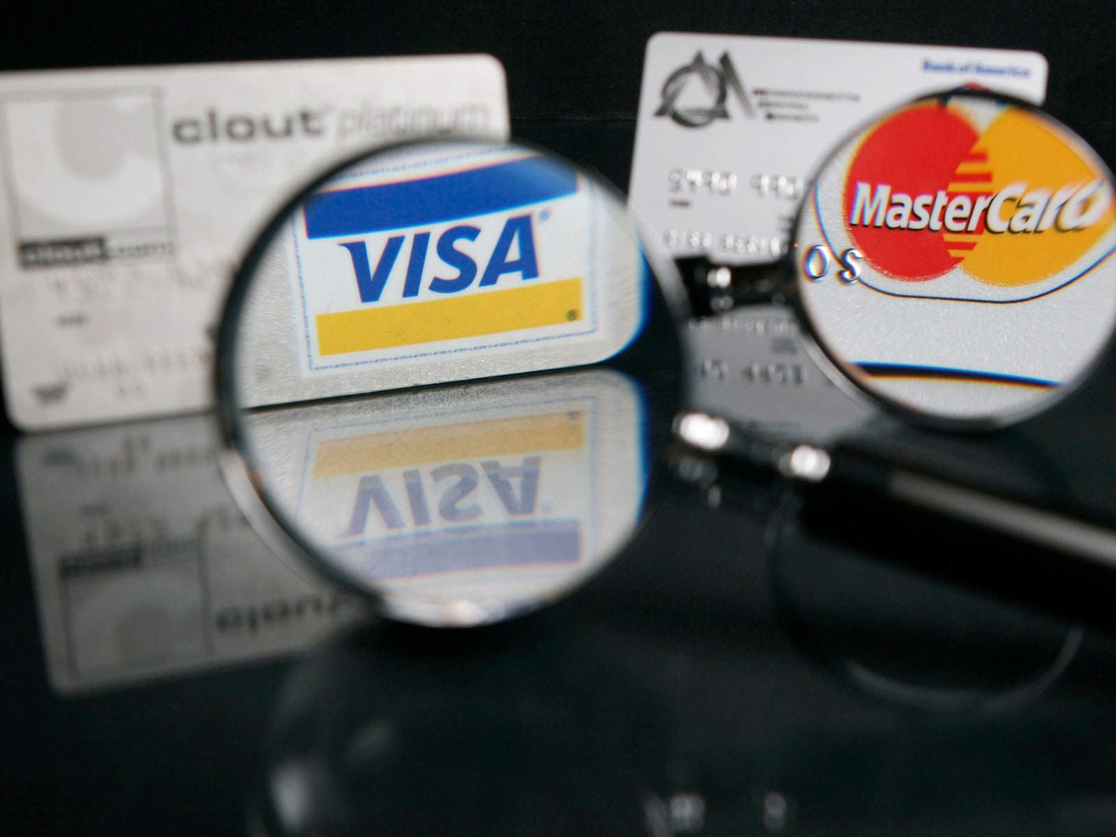 Visa и Mastercard остановили работу в России. Что это значит для нас?