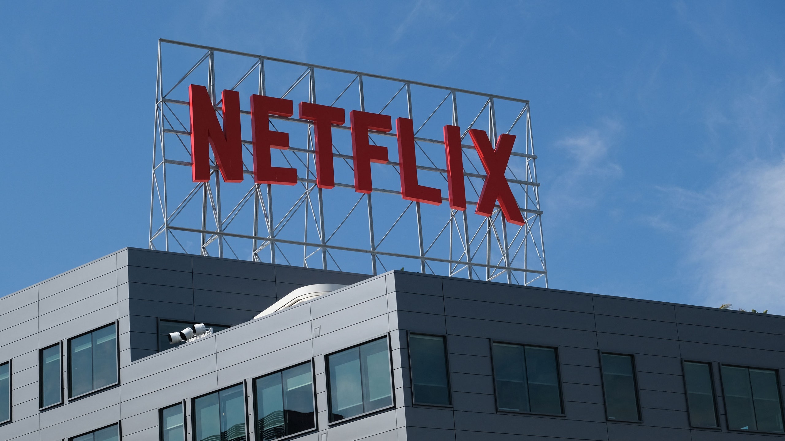 Netflix приостановил работу в России. Где теперь смотреть кино