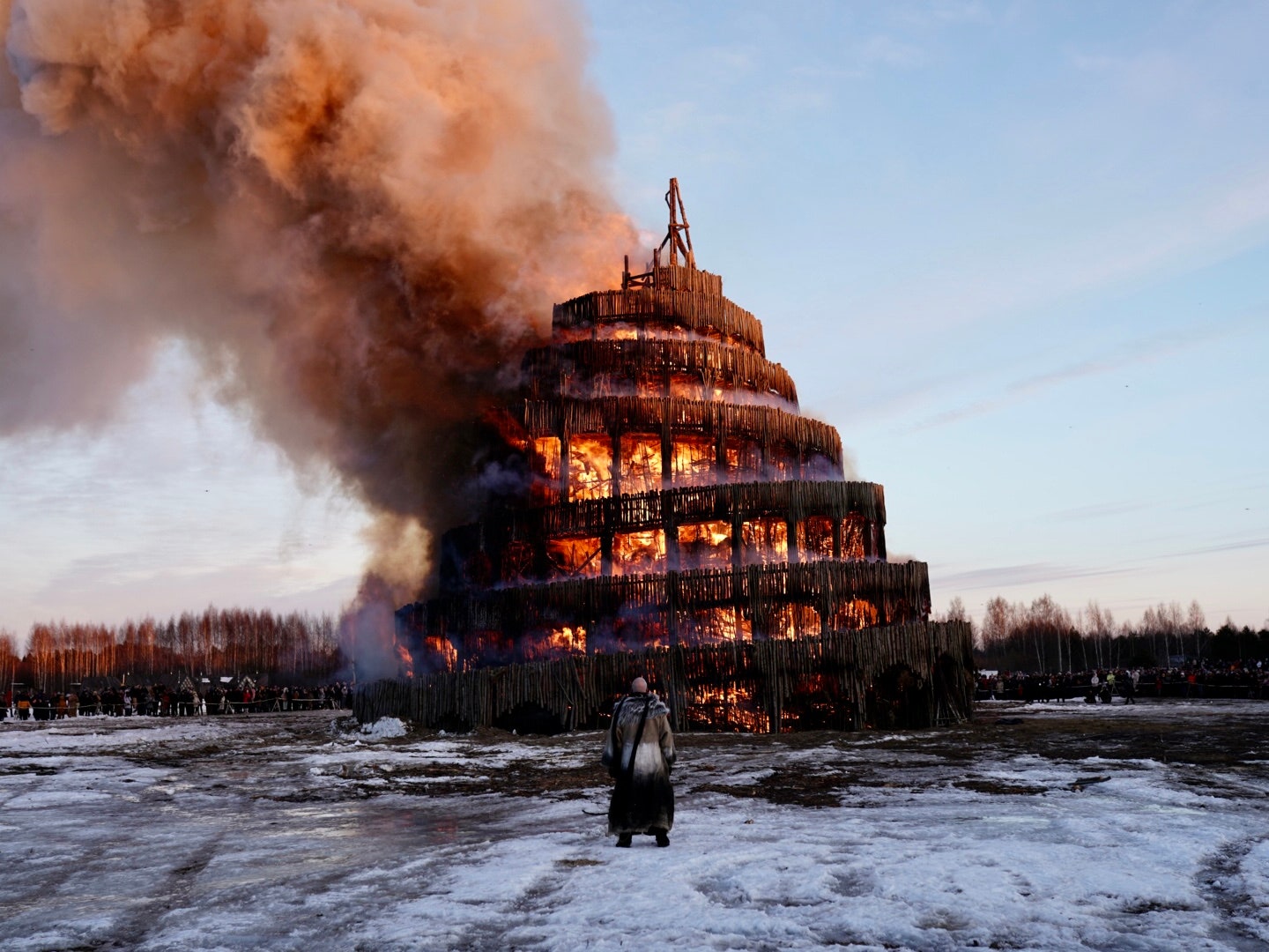 В Никола-Ленивце сожгли Масленицу в виде Вавилонской башни